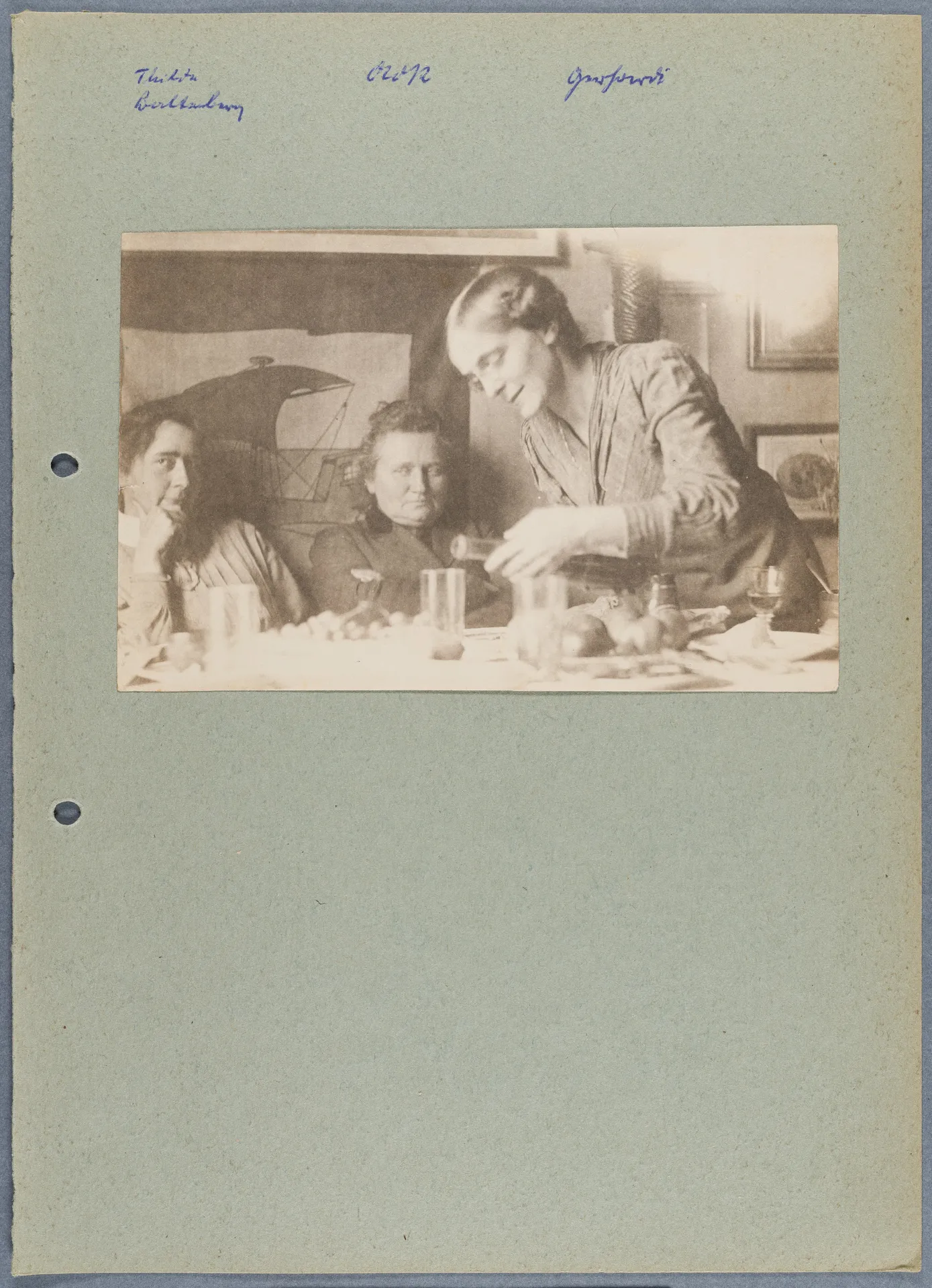 Mathilde Battenberg, Ottilie W. Roederstein und Ida Gerhardi in Roedersteins Atelier auf dem Boulevard Montparnasse 108 in Paris