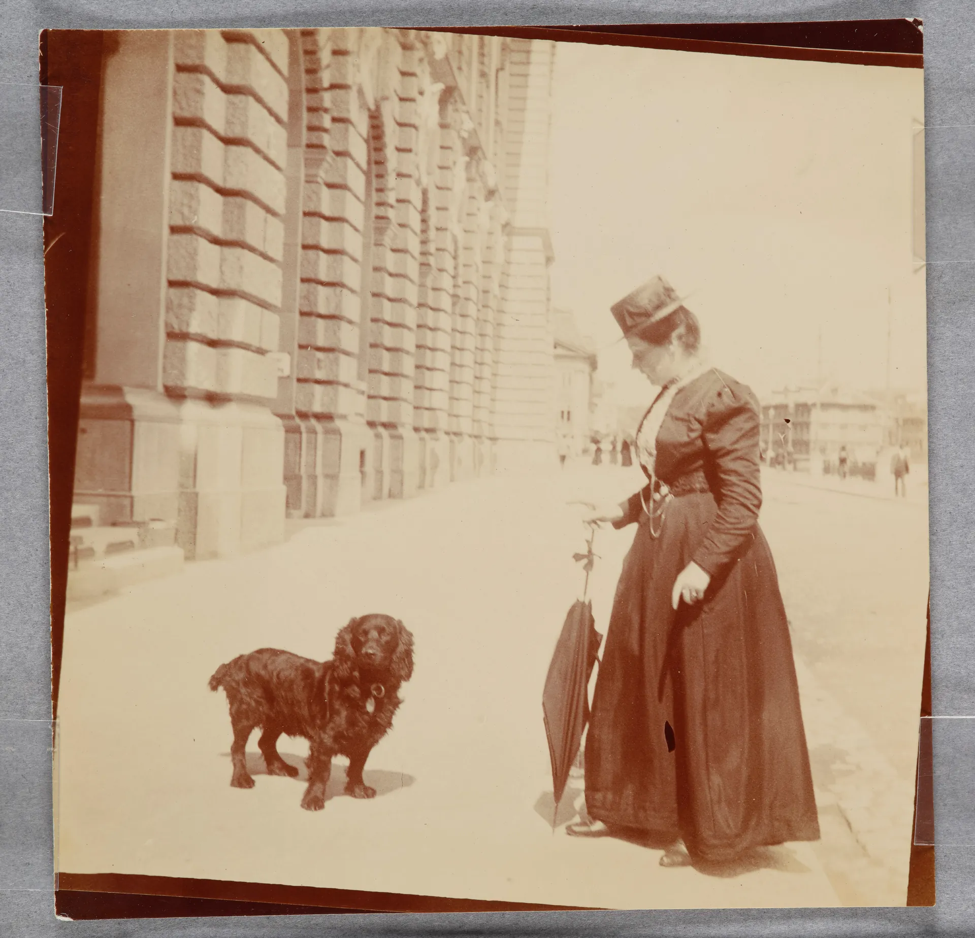 Frau mit Hund in Zürich (?)