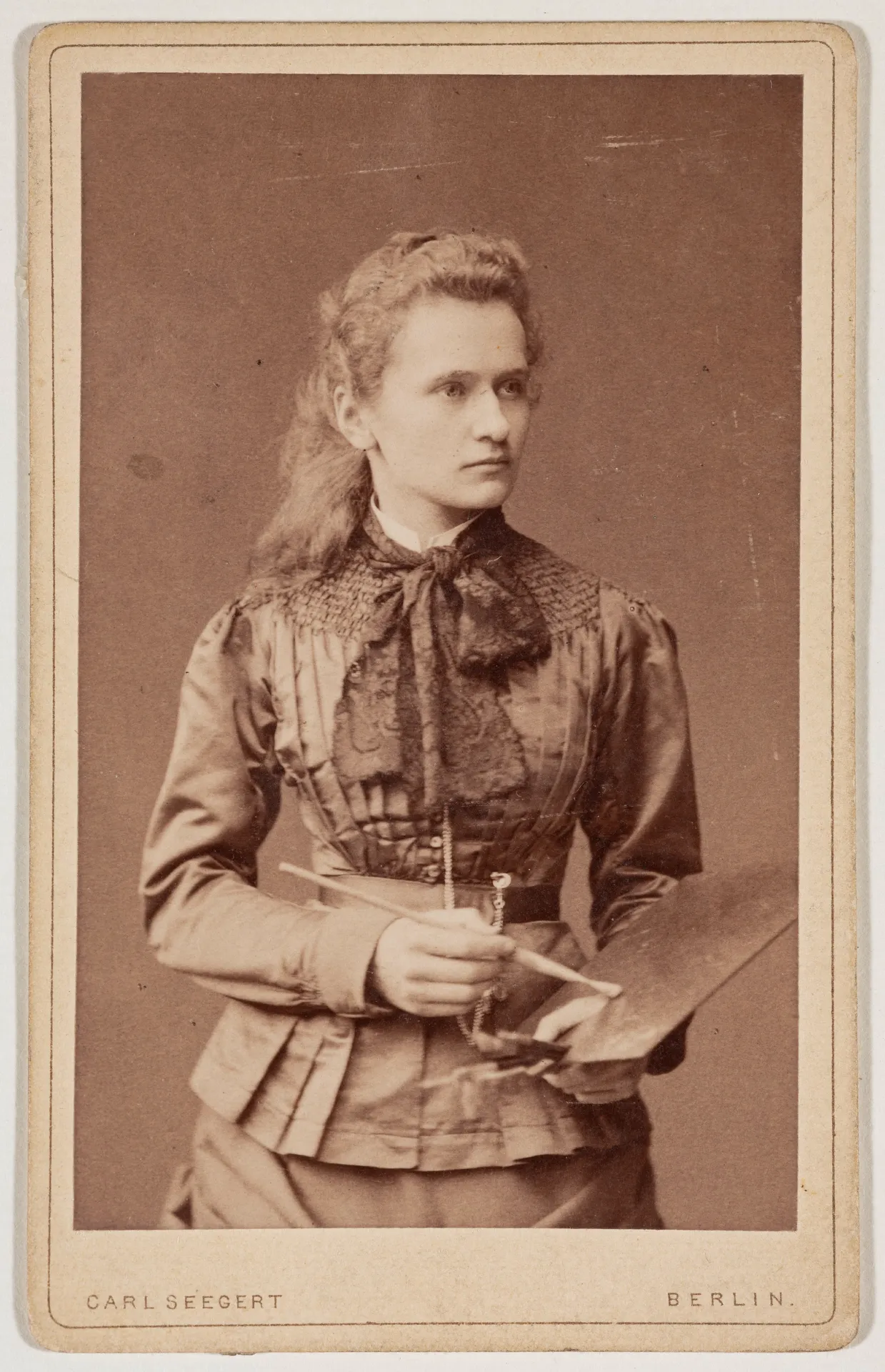 Ottilie W. Roederstein mit Pinsel und Palette
