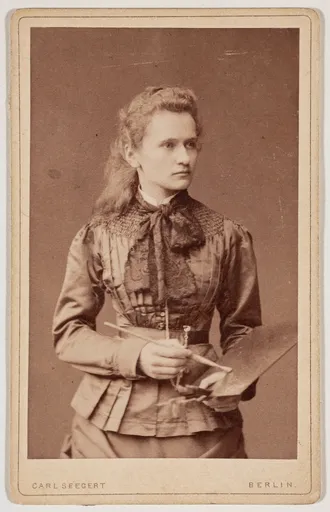 Ottilie W. Roederstein mit Pinsel und Palette