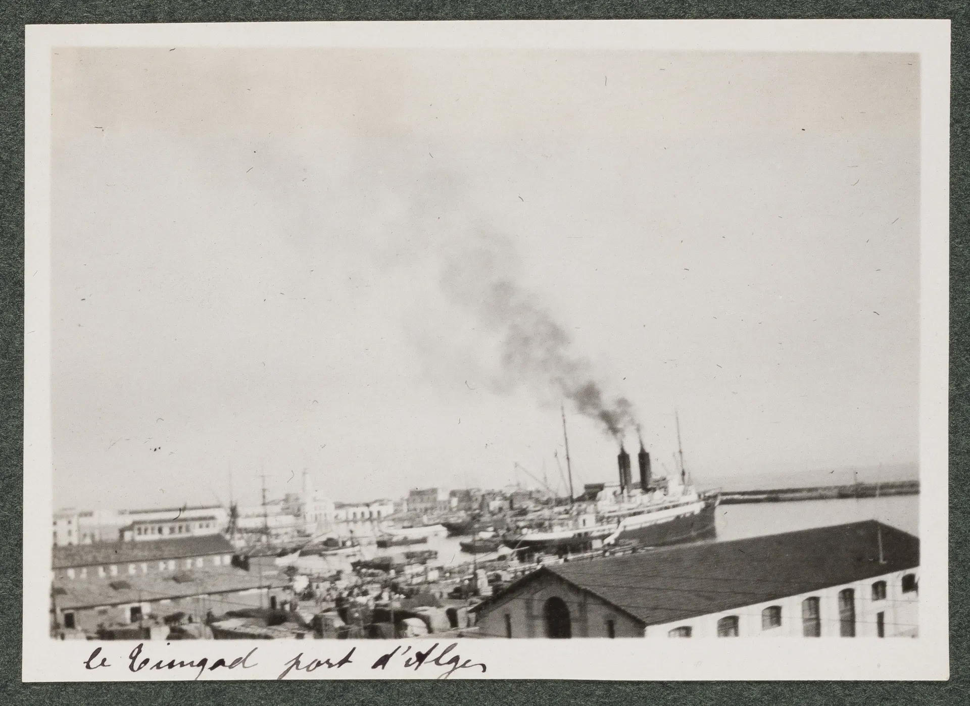 Das Schiff Timgad im Hafen Algiers