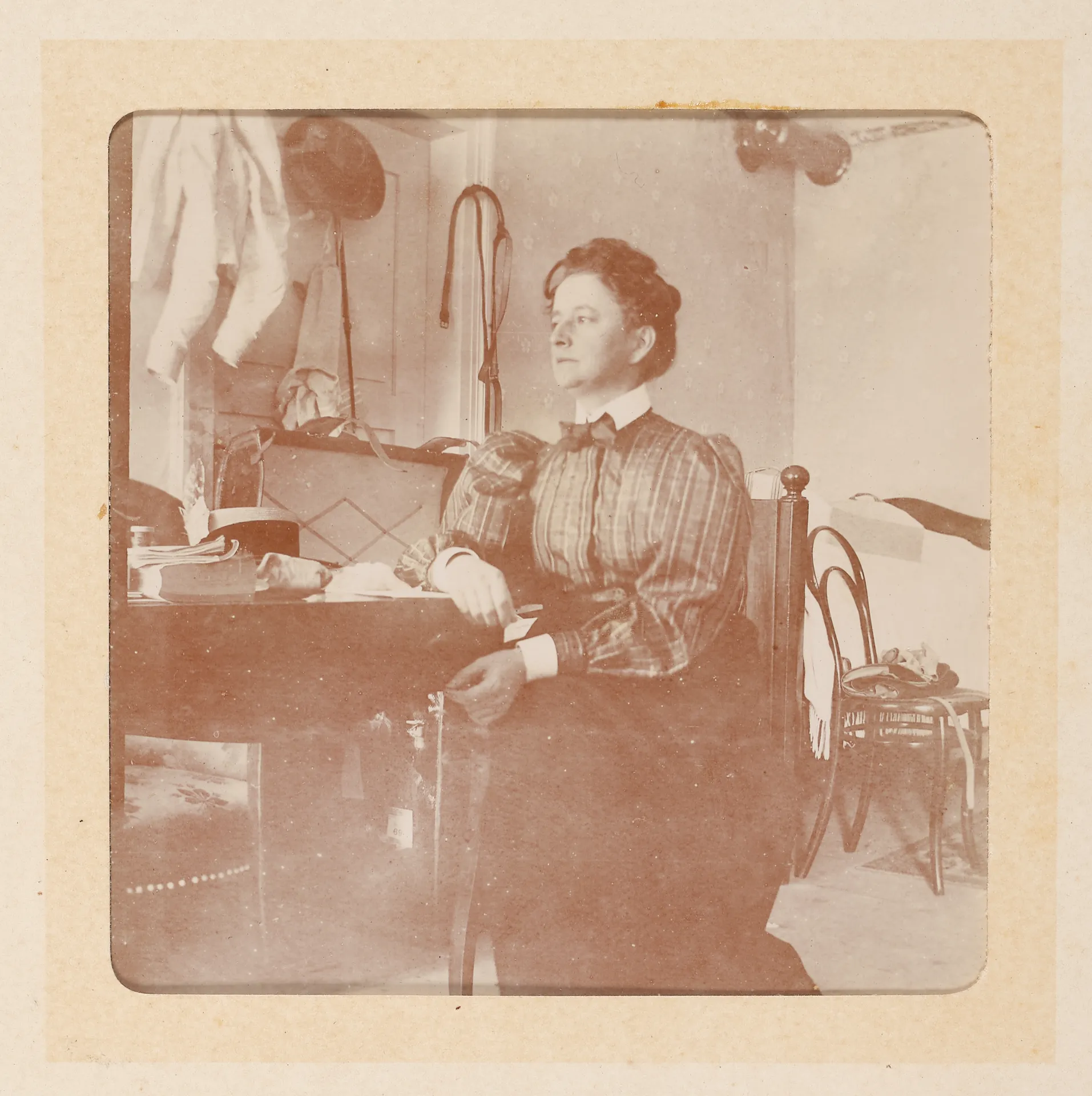 Elisabeth H. Winterhalter an einem Tisch sitzend