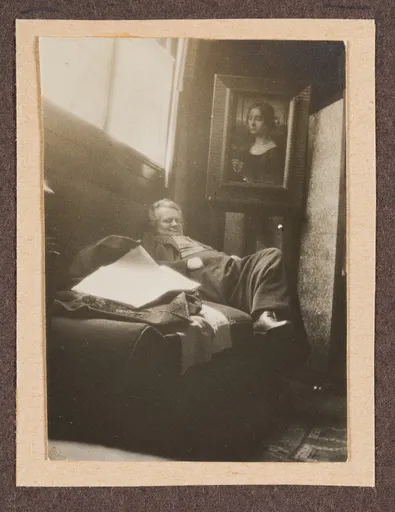 Ottilie W. Roederstein auf dem Sofa, ruhend