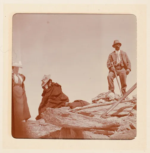 Elisabeth H. Winterhalter mit zwei Personen auf dem Berg im Oberengadin