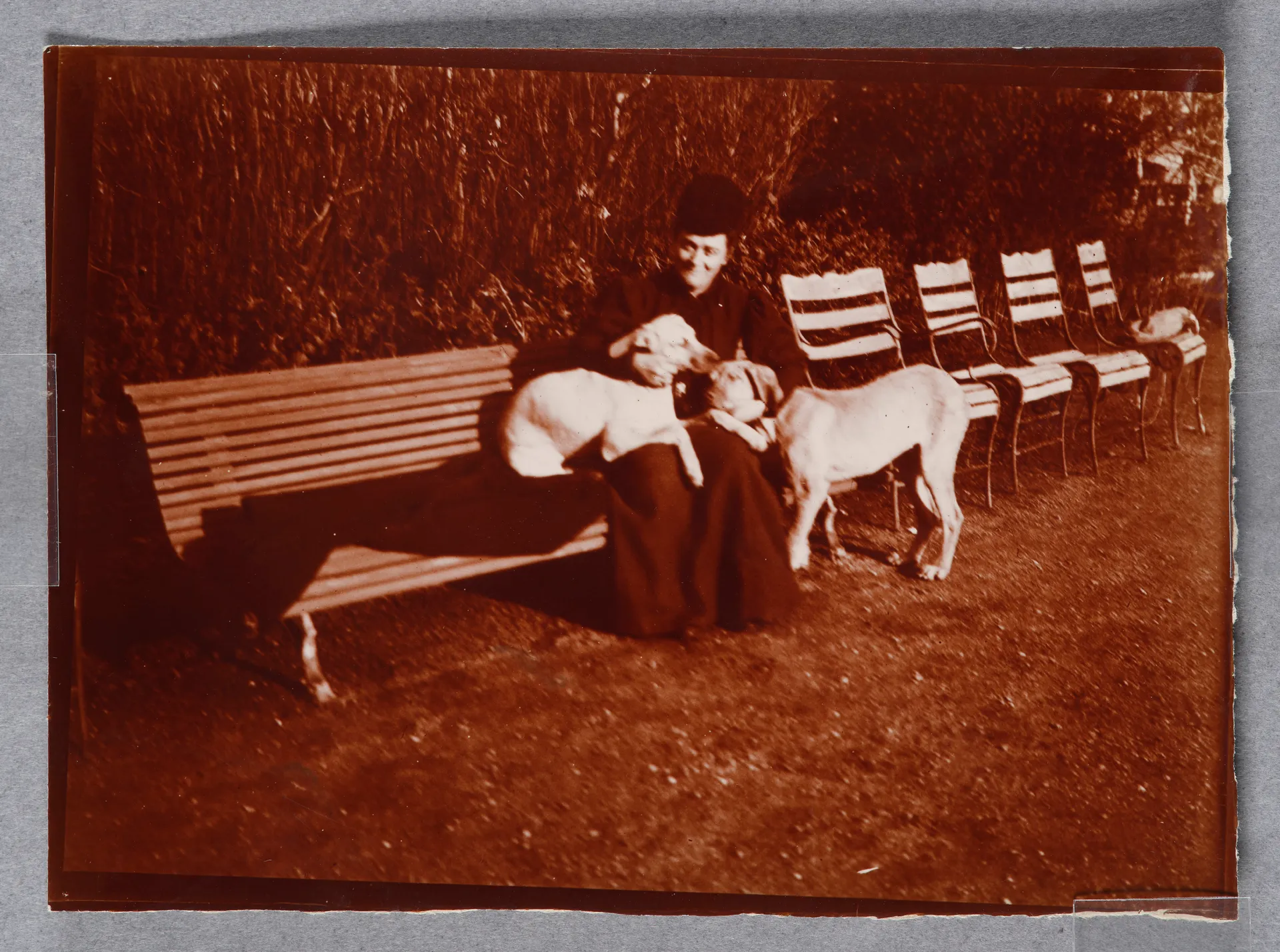 Jeanne Smith mit zwei Hunden im Bois de Boulogne, Paris (?)