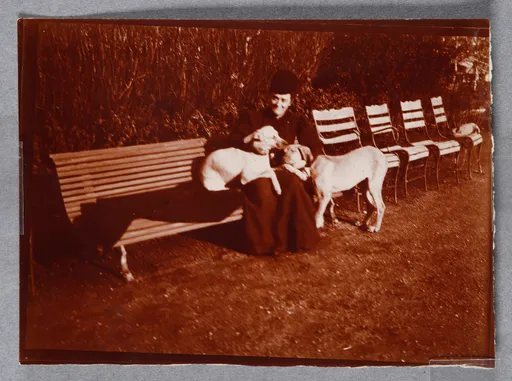 Jeanne Smith mit zwei Hunden im Bois de Boulogne, Paris (?)