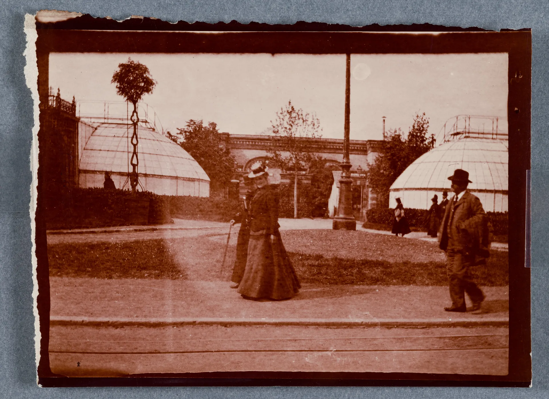 Ottilie W. Roederstein, Helene Häberlin-Roederstein und Karl Häberlin im Jardin d'acclimatation, Paris, Bois-de-Boulogne
