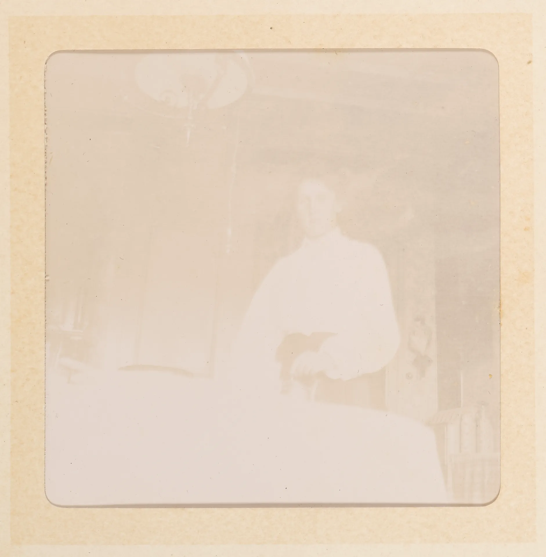 Frau in einem Innenraum