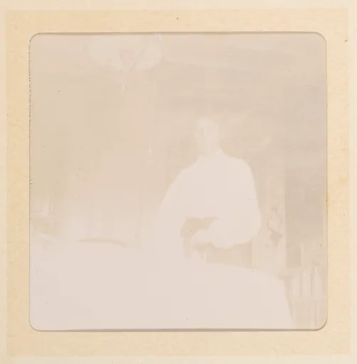 Frau in einem Innenraum