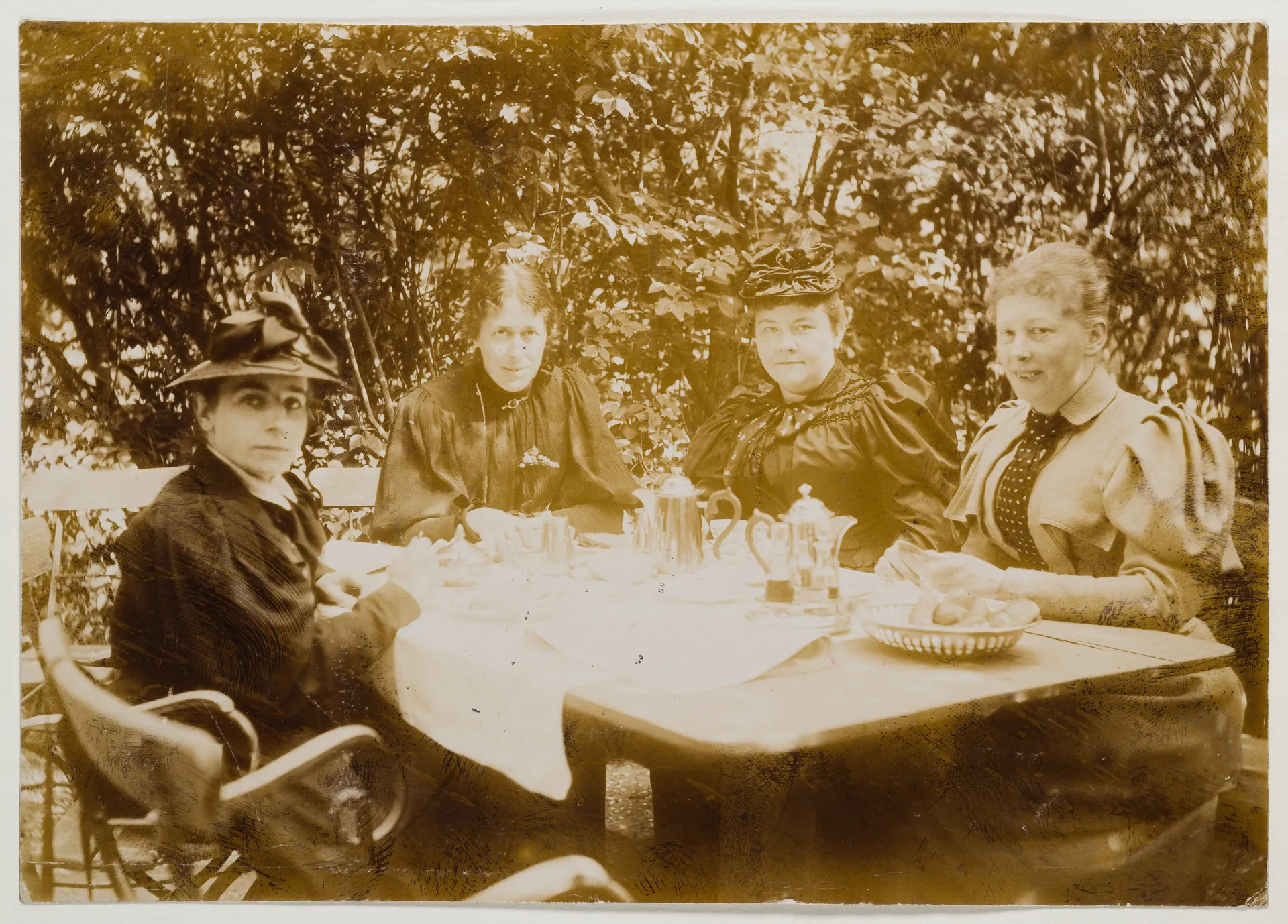 Hildegard Lehnert, Elise Hedinger und zwei Unbekannte am Frühstückstisch in einem Hotelgarten in Wahren (Leipzig)