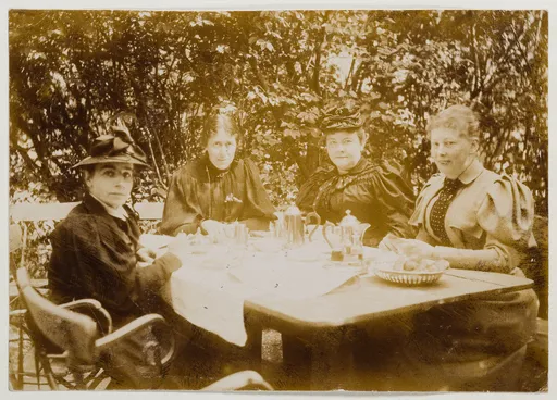 Hildegard Lehnert, Elise Hedinger und zwei Unbekannte am Frühstückstisch in einem Hotelgarten in Wahren (Leipzig)