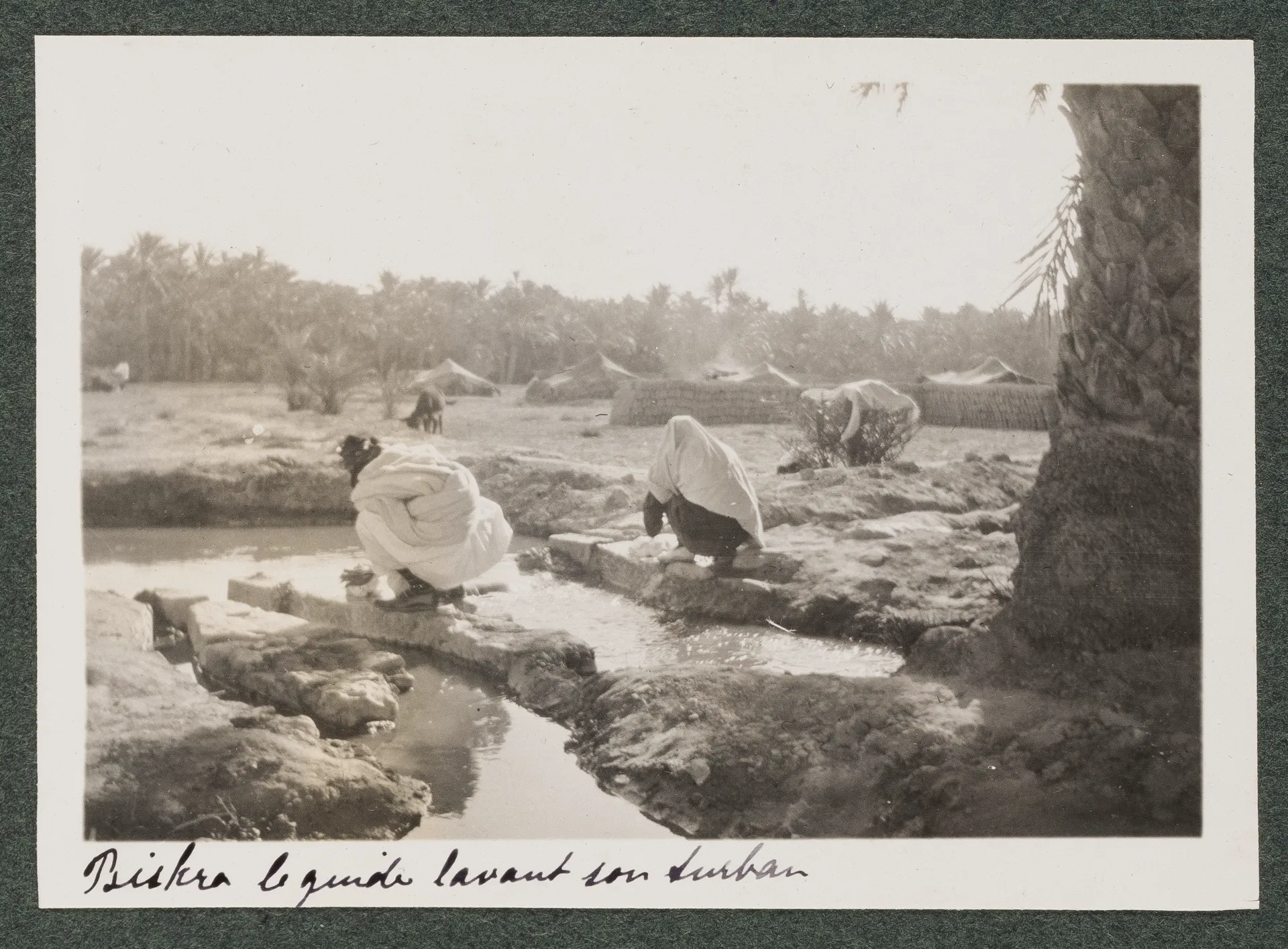 Reiseführer, seinen Turban waschend, Biskra