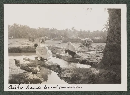 Reiseführer, seinen Turban waschend, Biskra