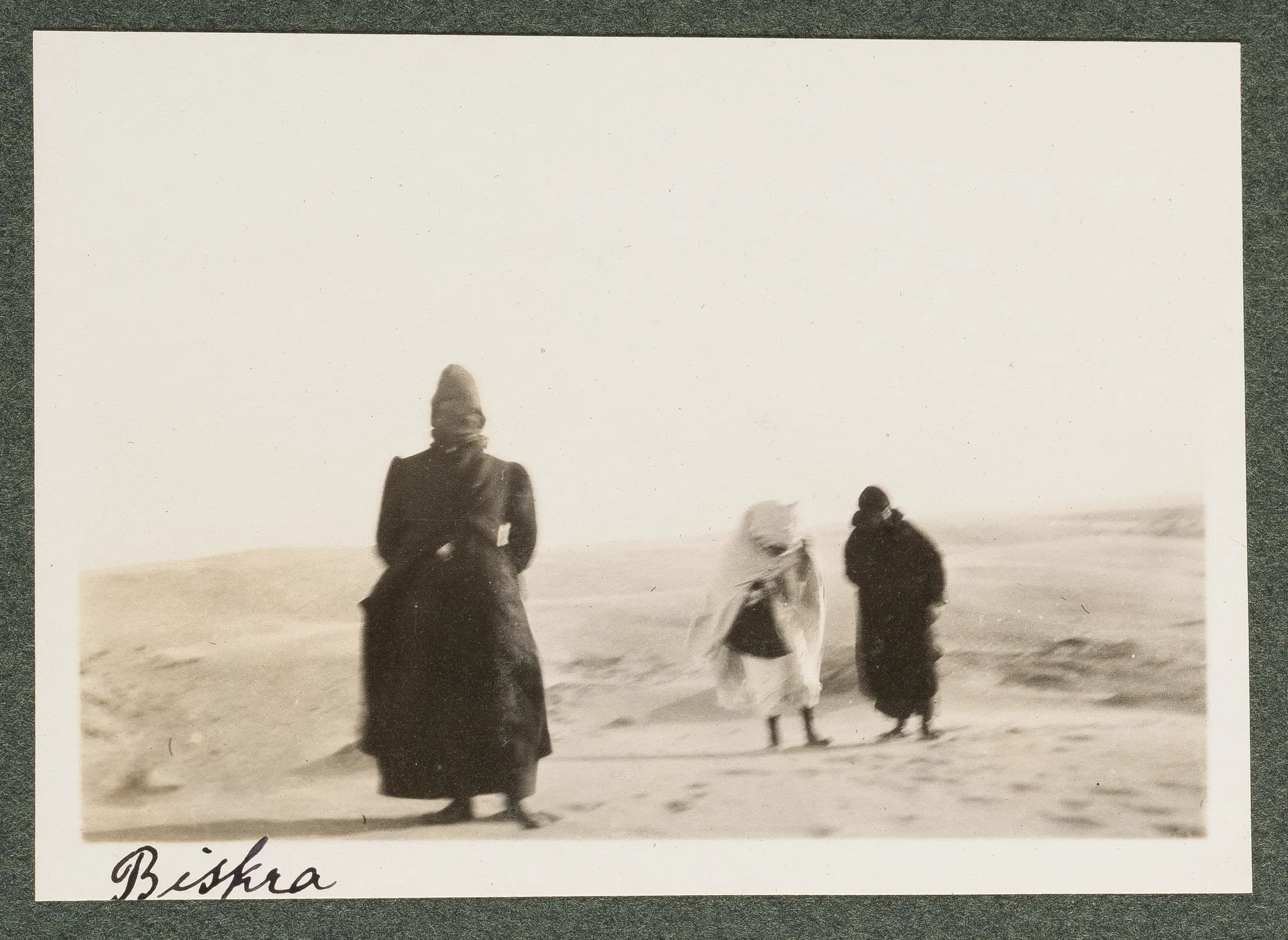 Elisabeth H. Winterhalter und Ottilie W. Roederstein mit Reiseführer in der Wüste in Biskra, Algerien