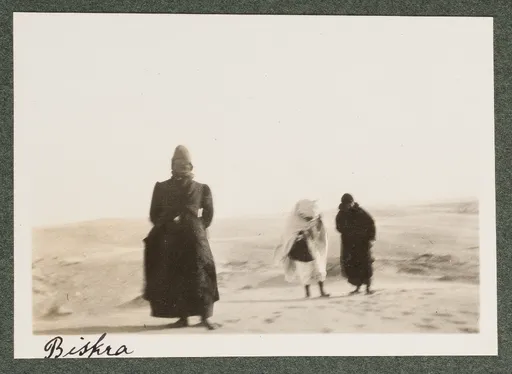 Elisabeth H. Winterhalter und Ottilie W. Roederstein mit Reiseführer in der Wüste in Biskra, Algerien