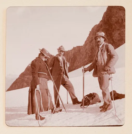 Ottilie W. Roederstein mit zwei Bergführern auf dem Berg im Oberengadin