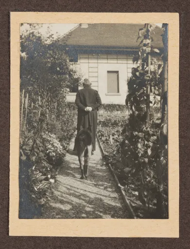 Ottilie W. Roederstein mit ihrem Hund im Garten, Hofheim am Taunus