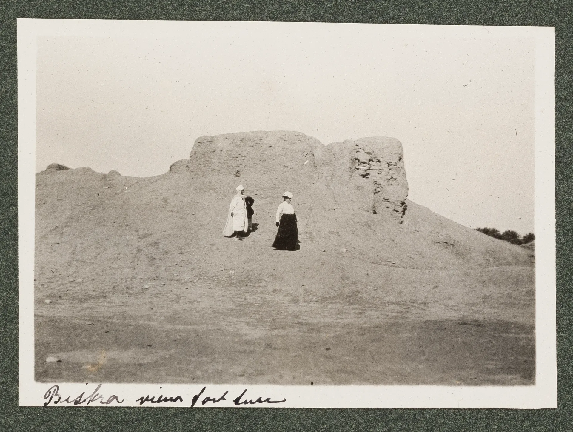 Jeanne Smith mit Reiseführer bei Biskra