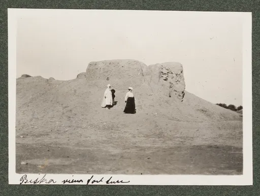 Jeanne Smith mit Reiseführer bei Biskra