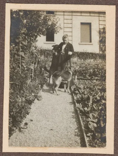 Ottilie W. Roederstein mit ihren Hunden im Garten, Hofheim am Taunus
