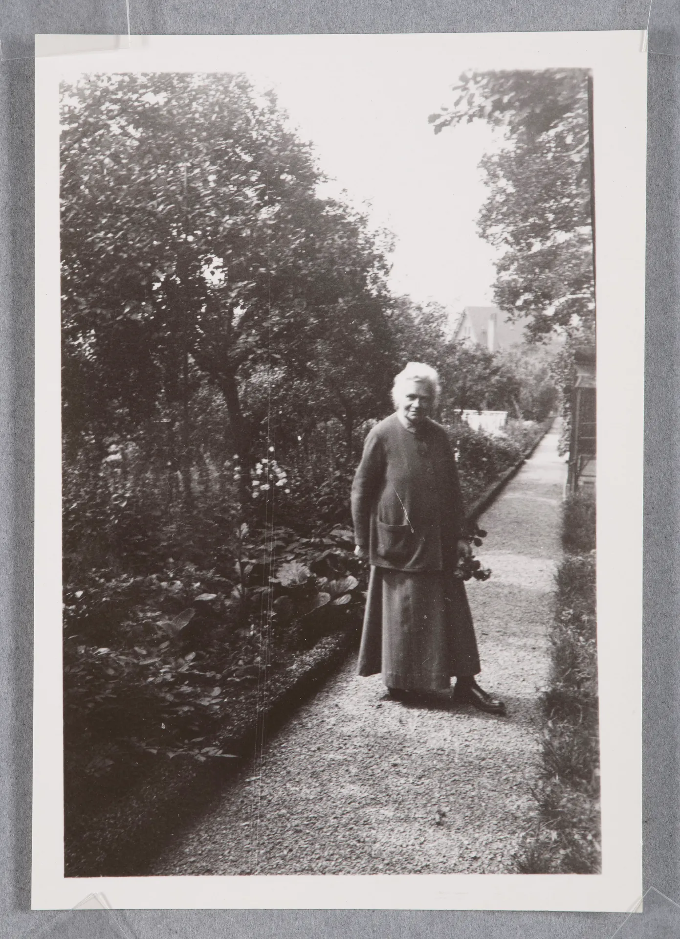 Ottilie W. Roederstein im Garten, Hofheim am Taunus