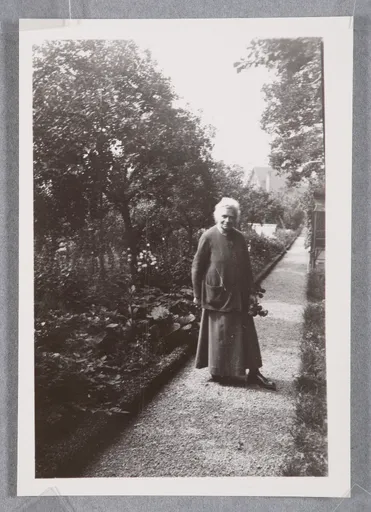 Ottilie W. Roederstein im Garten, Hofheim am Taunus