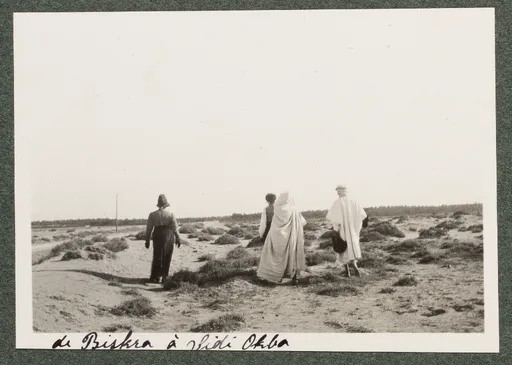 Elisabeth H. Winterhalter und Ottilie W. Roederstein mit zwei Reiseführern zwischen Biska und Sidi Okba