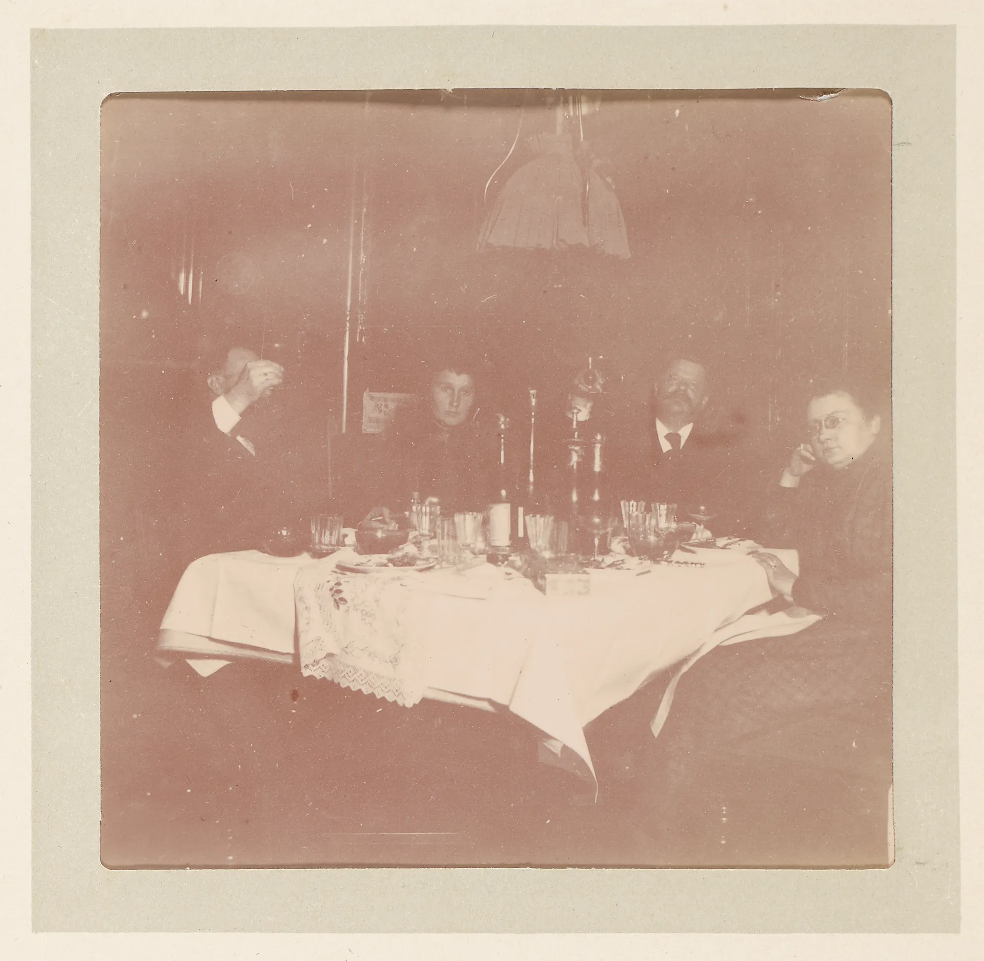 Johann Voos-Roederstein und Helene Roederstein an einem Tisch