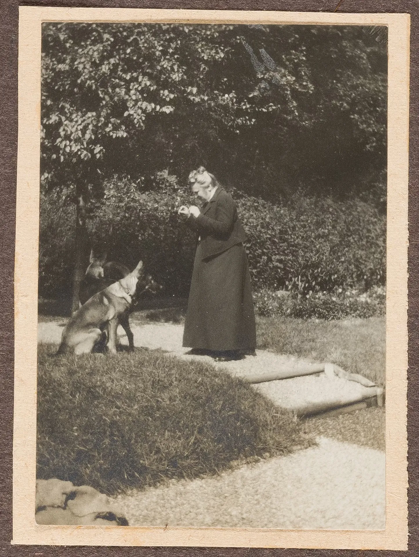 Ottilie W. Roederstein mit ihren Hunden im Garten, Hofheim am Taunus