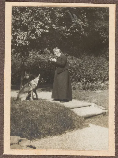 Ottilie W. Roederstein mit ihren Hunden im Garten, Hofheim am Taunus