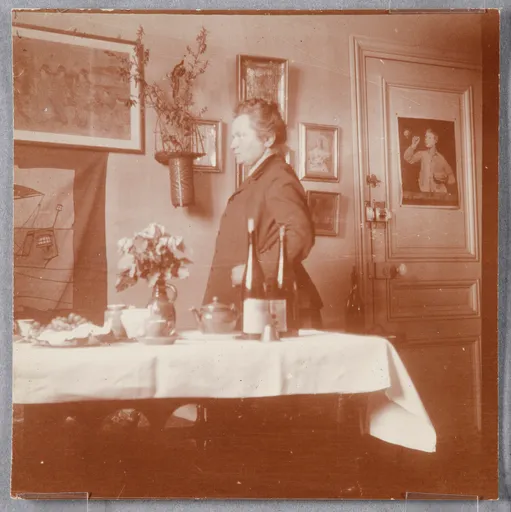 Ottilie W. Roederstein in ihrem Atelier Boulevard du Montparnasse in Paris