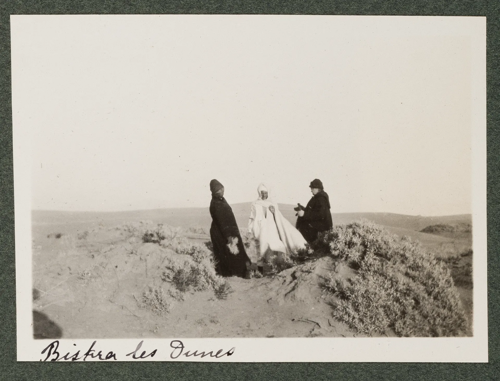 Elisabeth H. Winterhalter und Ottilie W. Roederstein mit Reiseführer in der Wüste in Biskra