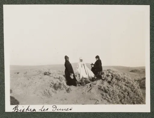 Elisabeth H. Winterhalter und Ottilie W. Roederstein mit Reiseführer in der Wüste in Biskra