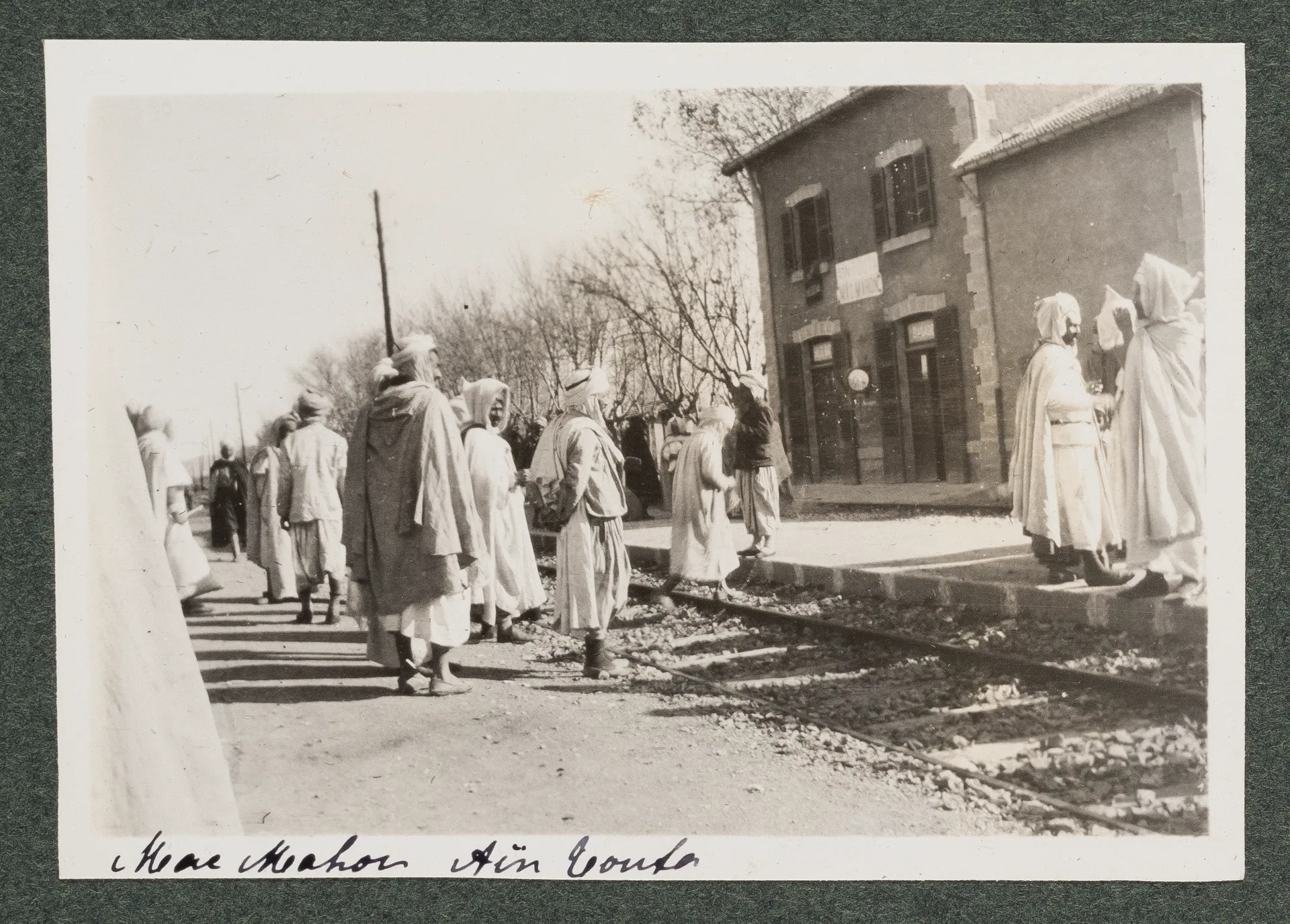 Menschen am Bahnhof von Aïn Touta