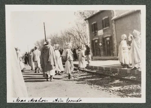 Menschen am Bahnhof von Aïn Touta
