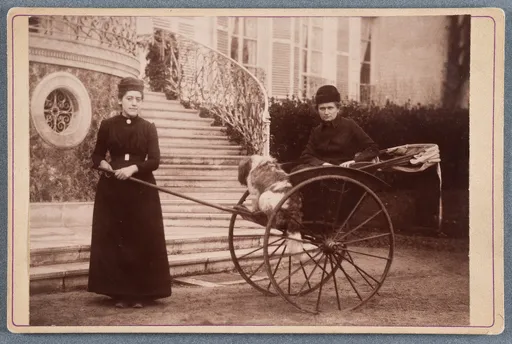 Madeleine Smith und Ottilie W. Roederstein mit einer Rikscha in Nogent-sur-Marne