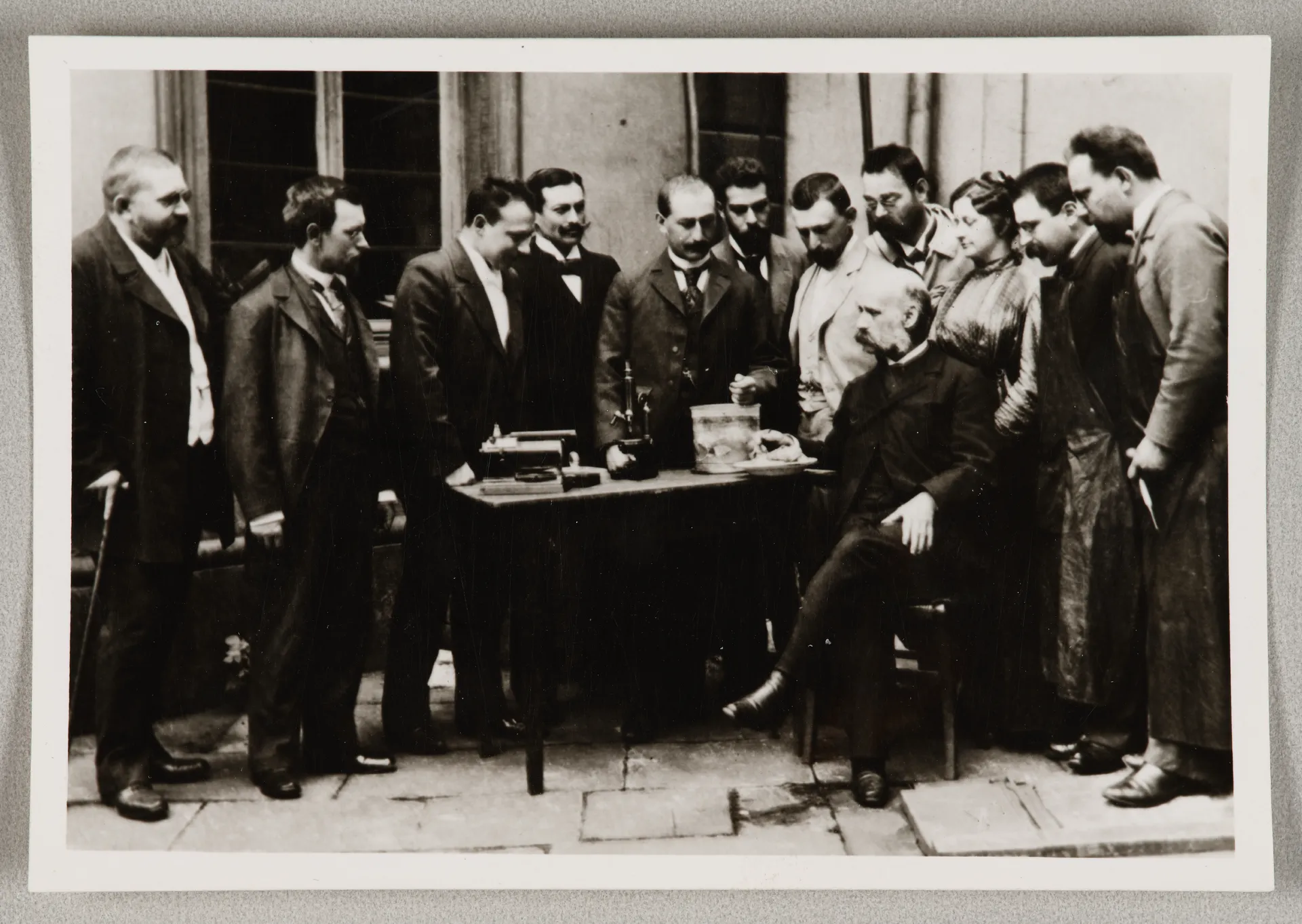 Elisabeth H. Winterhalter im Kreis der Senckenbergischen Anatomie