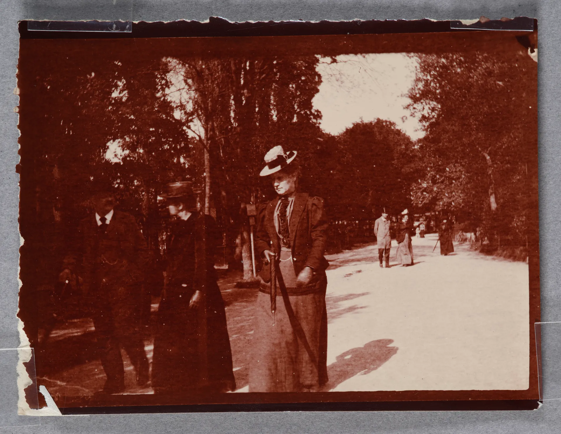 Ottilie W. Roederstein, Helene Häberlin-Roederstein und Karl Häberlin im Jardin d'acclimatation, Paris, Bois-de-Boulogne
