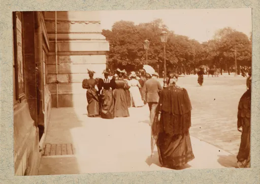 Jeanne und Madeleine Smith vor der Salon-Ausstellung von 1893 im Palais des Champs-Elysées, Paris