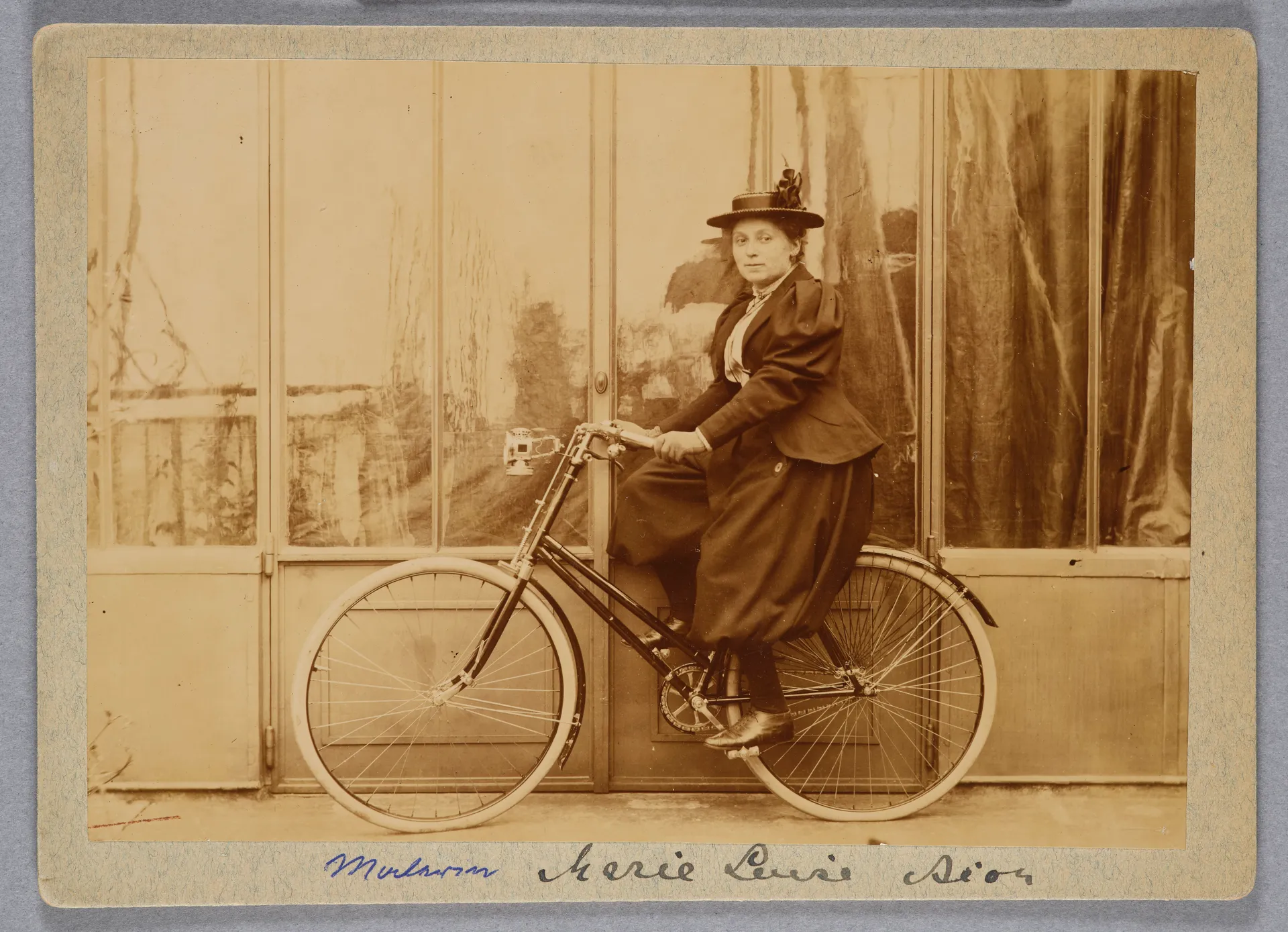Marie-Louise Bion auf einem Fahrrad