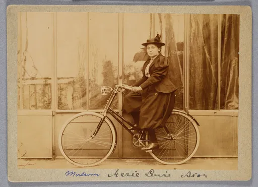 Marie-Louise Bion auf einem Fahrrad