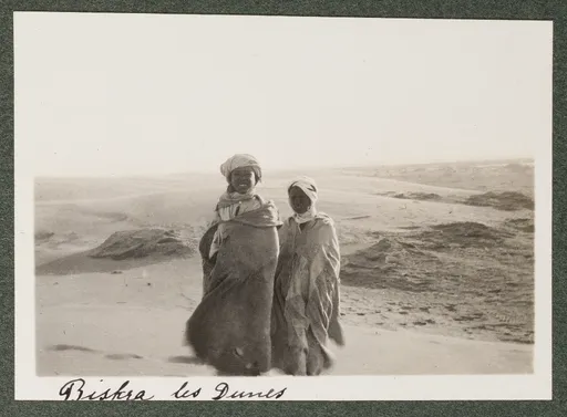 Zwei Kinder in der Wüste in Biskra