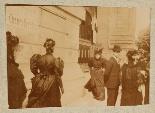 Jeanne und Madeleine Smith vor der Salon-Ausstellung von 1893 im Palais des Champs-Elysées, Paris