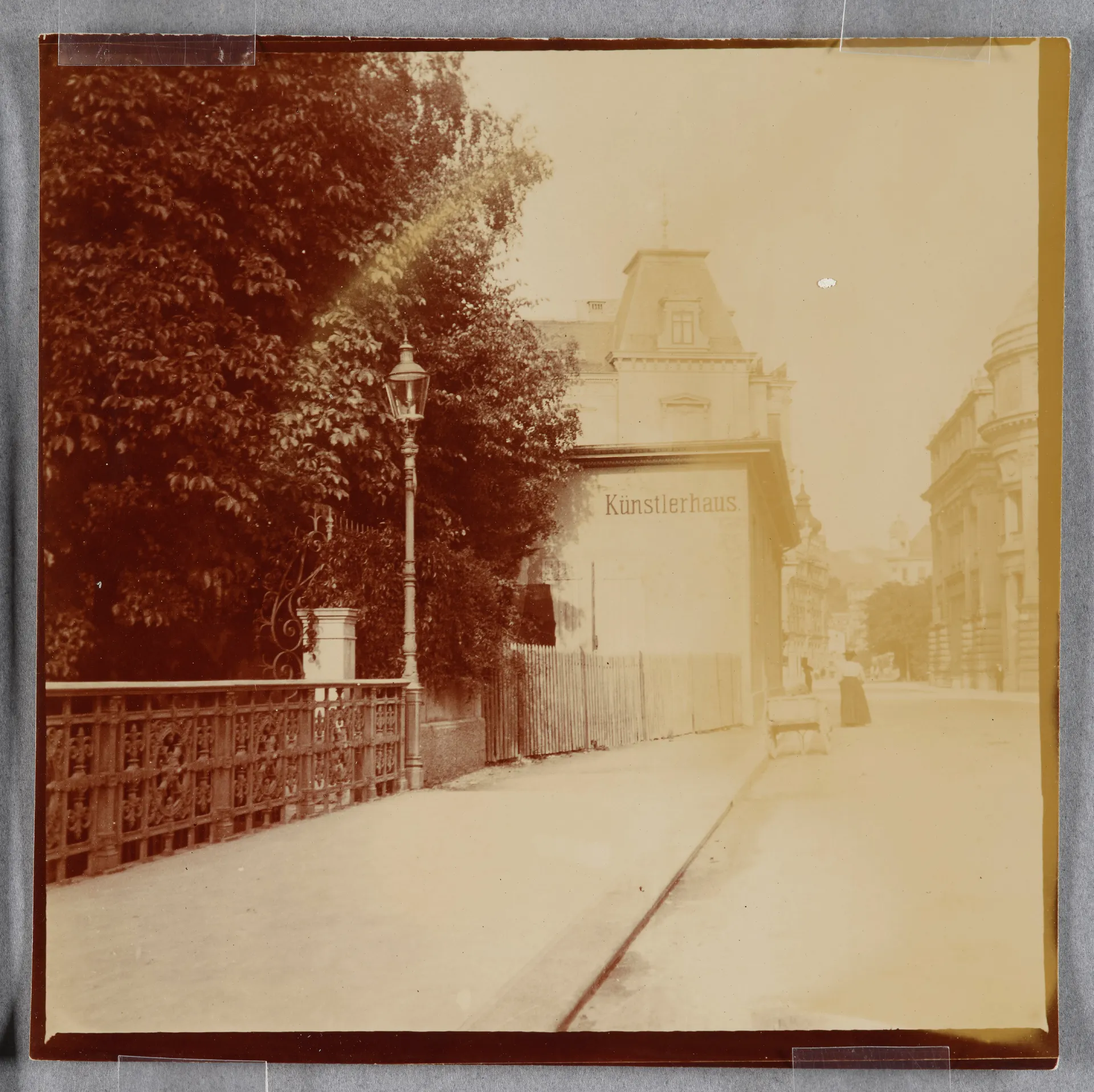 Straße in Zürich mit einem Gebäude mit der Inschrift Künstlerhaus Zürich