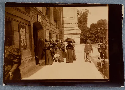 Jeanne und Madeleine Smith vor der Salon-Ausstellung von 1893 im Palais des Champs-Elysées, Paris