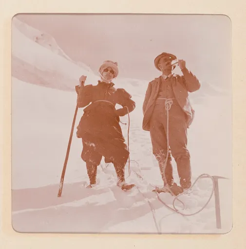 Elisabeth H. Winterhalter mit einem Bergführer auf dem Berg im Oberengadin