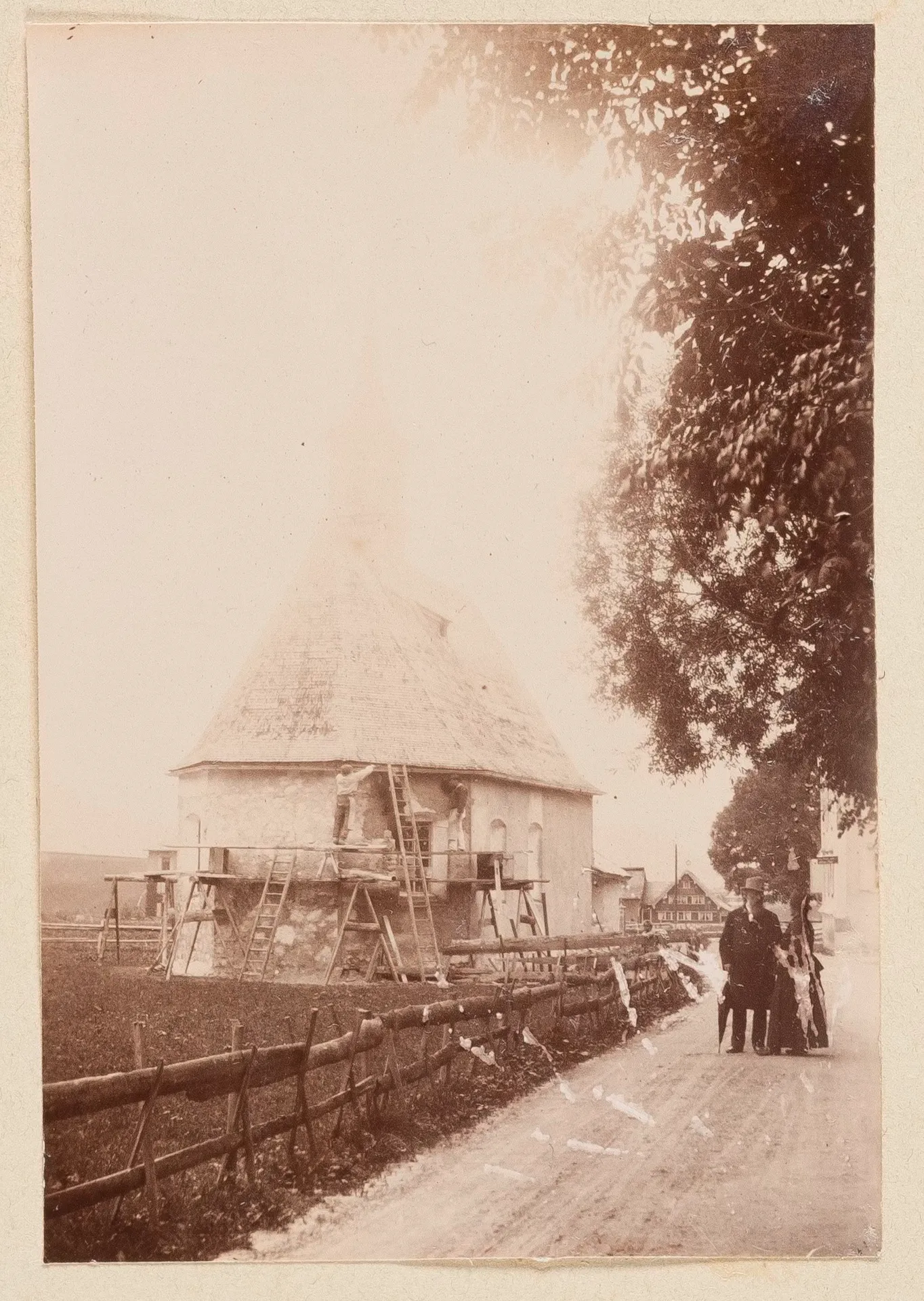 Reinhard Roederstein und Elisabeth H. Winterhalter bei einer Schweizer Kapelle