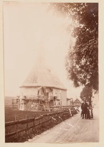 Reinhard Roederstein und Elisabeth H. Winterhalter bei einer Schweizer Kapelle
