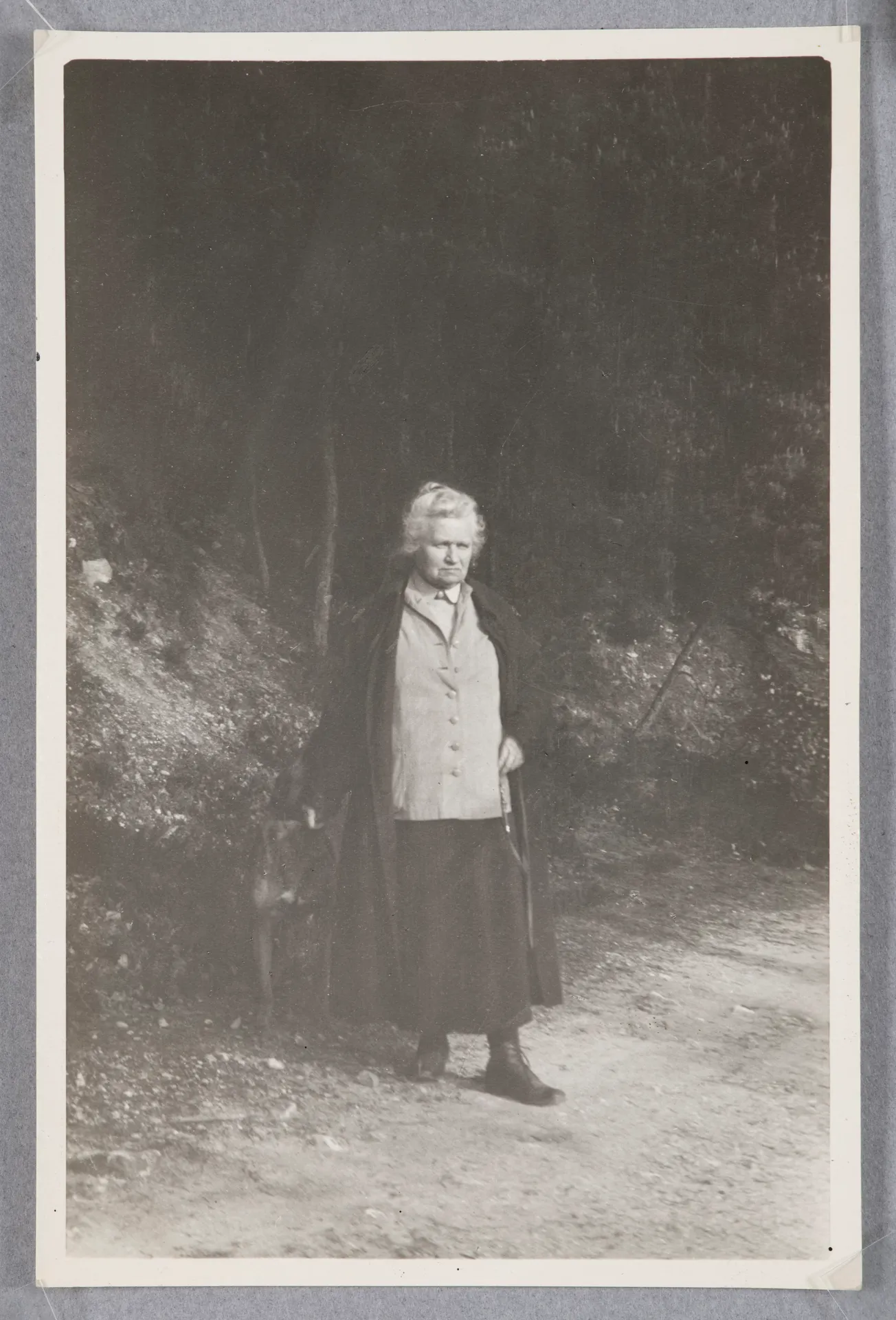 Ottilie W. Roederstein im Garten