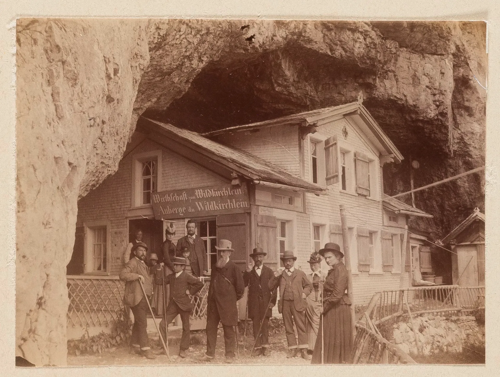 Reinhard und Ottilie W. Roederstein vor dem Lokal zum Wildkirchlein, Appenzeller Alpen